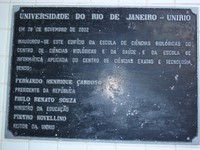 Observem que a placa diz Prédio da Escola de Ciências Biológicas e CCET. A Escola de Ciências Biológicas só passaria a qualidade de instituto em 2009. 