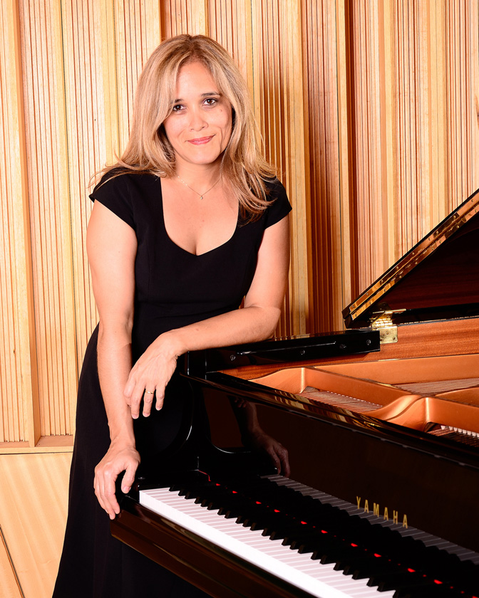 Lúcia Barrenechea, piano